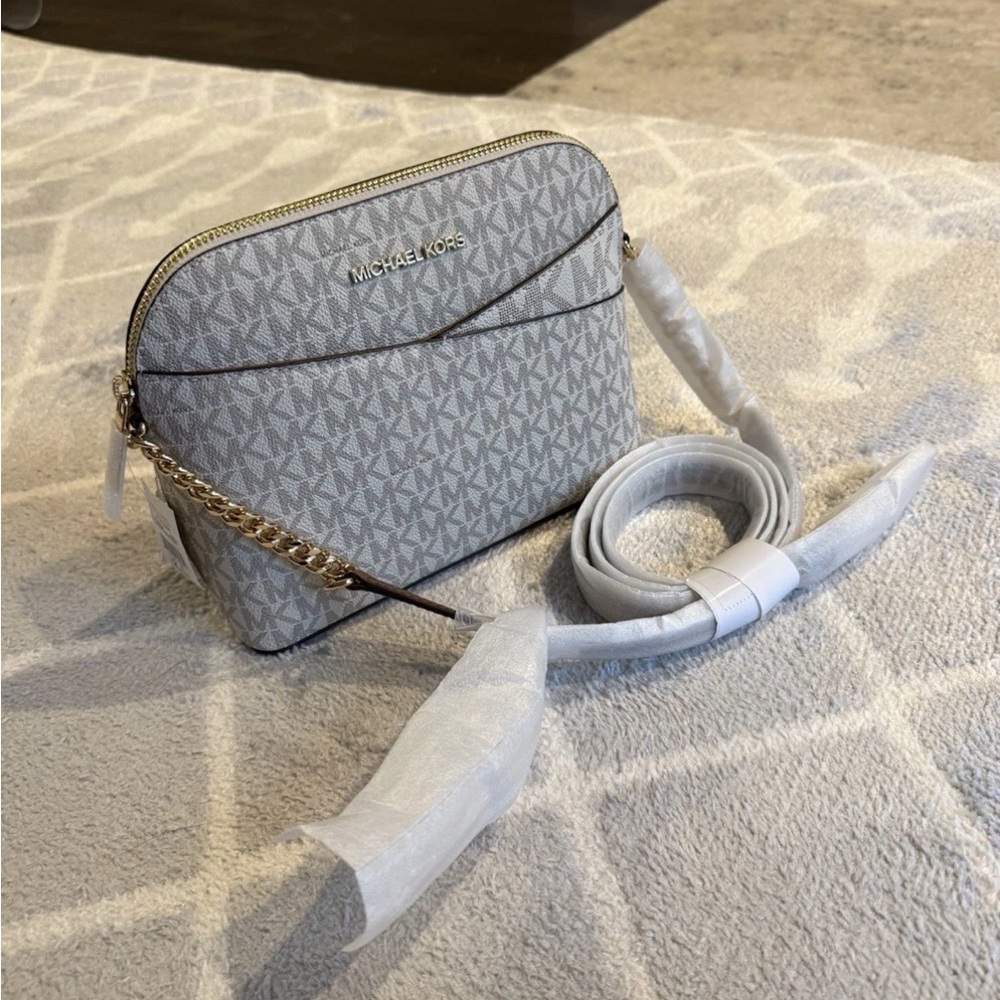 Michael Kors Jet Set Travel Medium Dome Crossbody Bag- Vanilla NWT Signature MK